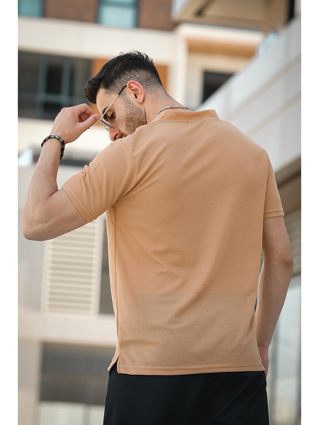 Kahverengi Üçgen Biyeli Waffle Slim Fit V Yaka Erkek Tişört-3