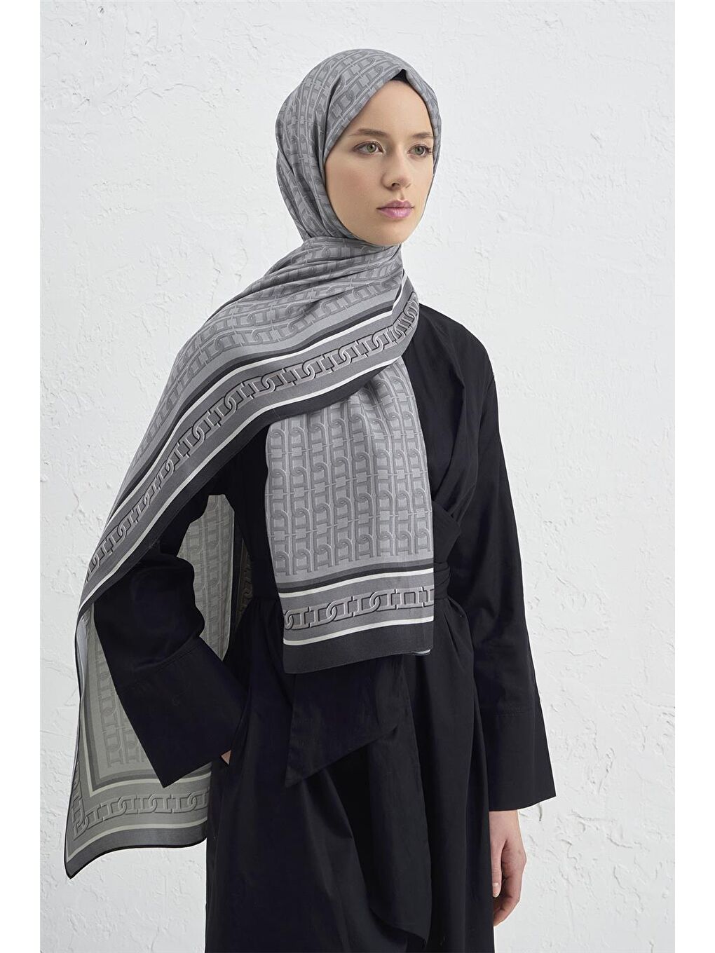 Gri İpek Monogram Şal 23