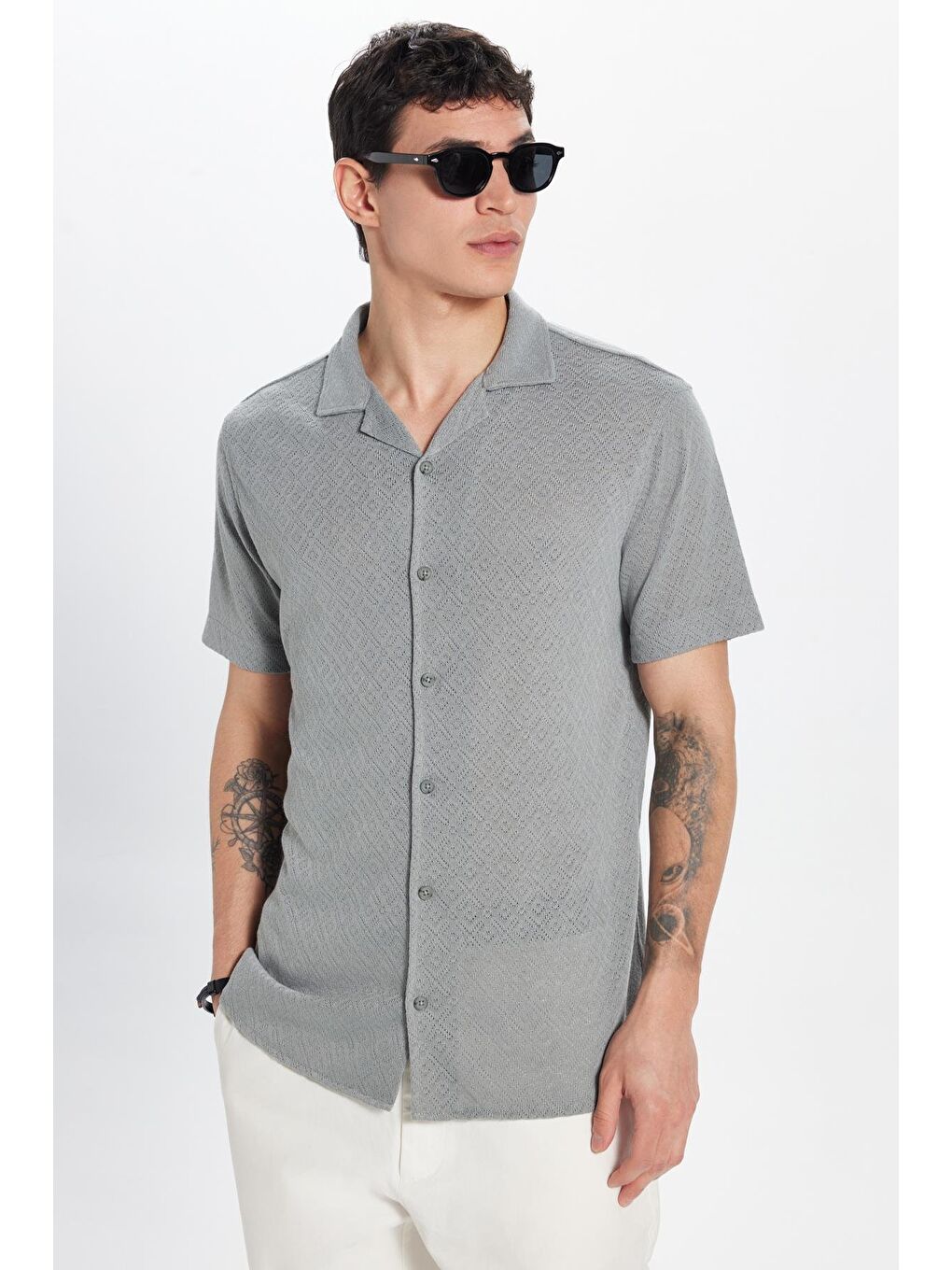 Erkek Slim Fit Dar Kesim Kısa Kollu Örme Doku Apaş Yaka Gri Gömlek