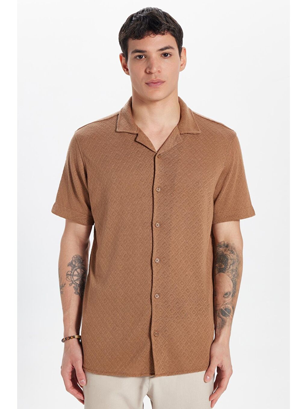 Erkek Slim Fit Dar Kesim Kısa Kollu Örme Doku Apaş Yaka Kahverengi Gömlek