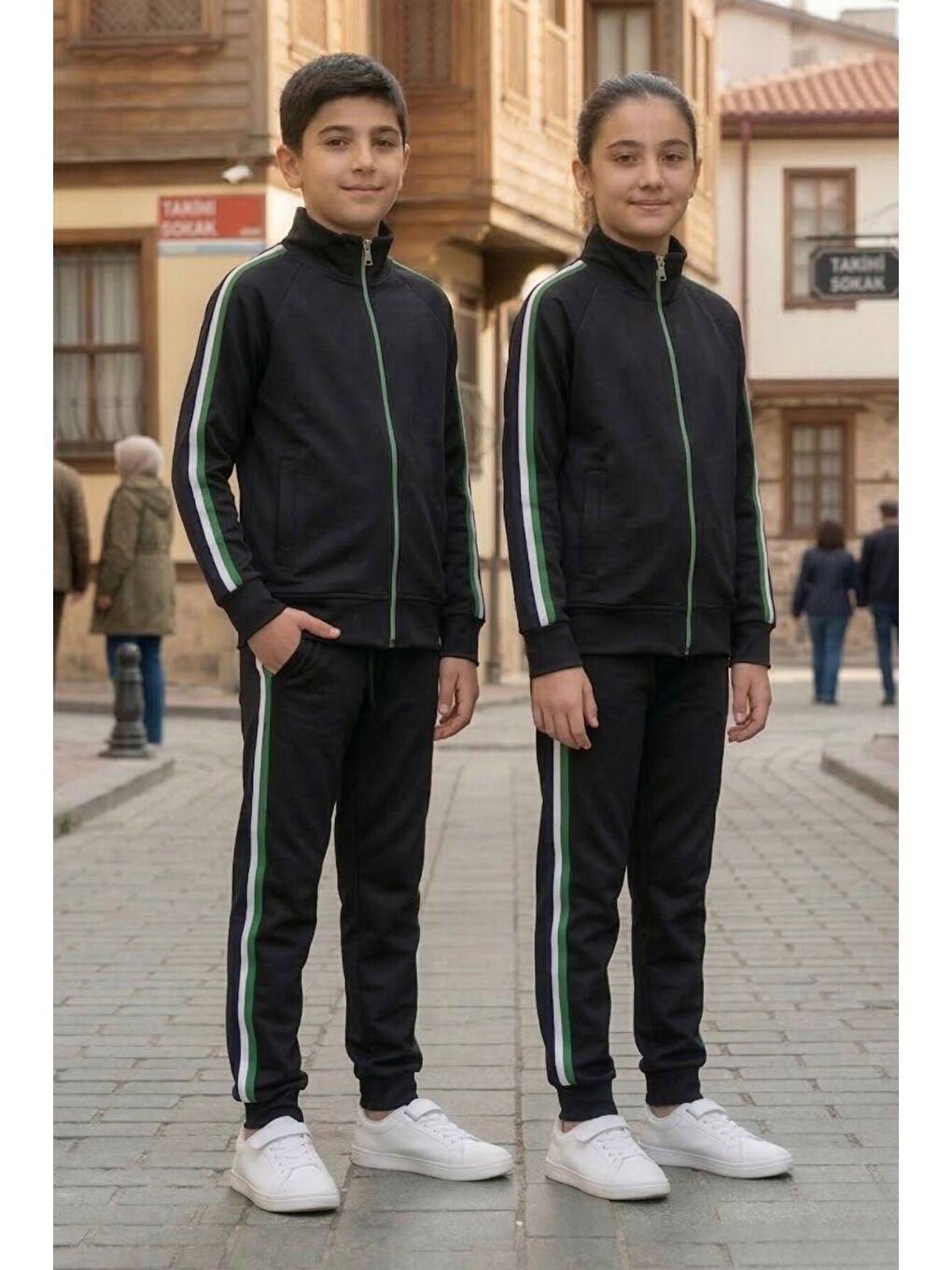 Siyah Unisex Çocuk Dik Yaka Üç Şeritli Şardonlu Dalgıç Eşofman Takımı-1