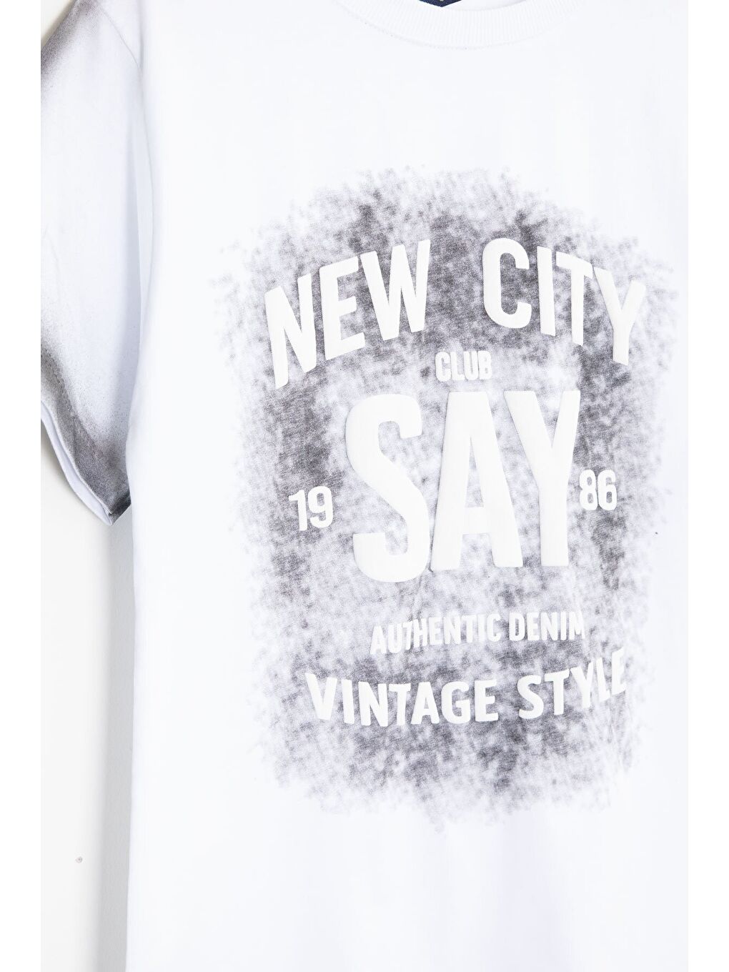 Beyaz Kabartmalı Yazılı Tişörtlü Desenli Şortlu Erkek Çocuk 2li Takım 23814-3