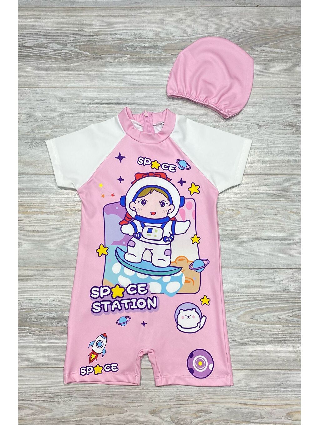 Karışık Çizgi Film Desenli Fermuarlı Boneli Kız Çocuk Mayosu