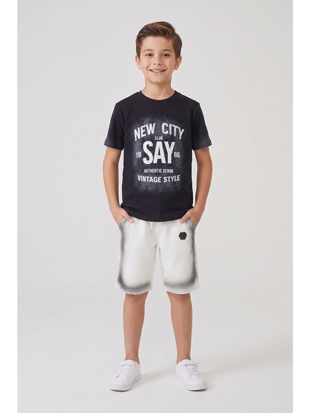 Siyah Kabartmalı Yazılı Tişörtlü Desenli Şortlu Erkek Çocuk 2li Takım 23817-1