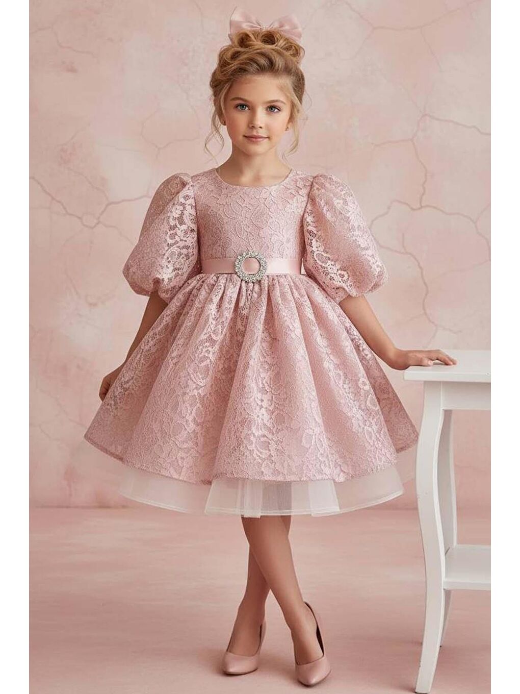 Pembe Kız Çocuk Üzeri Boydan Dantel Detaylı Beli Kemer ve Broş Detaylı Karpuz Kollu Pudra Abiye