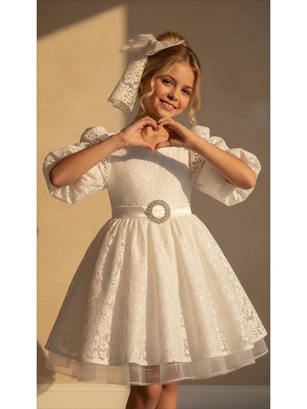 Kız Çocuk Üzeri Boydan Dantel Detaylı Beli Kemer ve Broş Detaylı Karpuz Kollu Beyaz Abiye