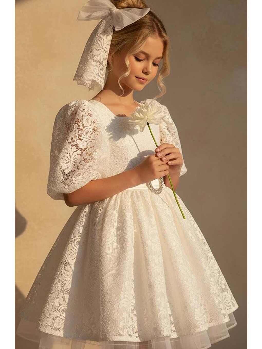 Kız Çocuk Üzeri Boydan Dantel Detaylı Beli Kemer ve Broş Detaylı Karpuz Kollu Beyaz Abiye-1