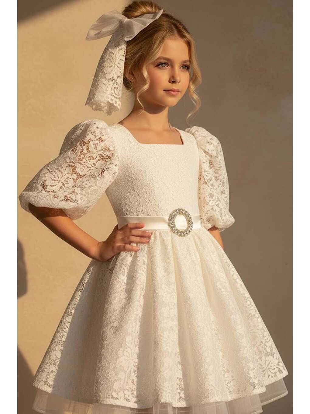 Kız Çocuk Üzeri Boydan Dantel Detaylı Beli Kemer ve Broş Detaylı Karpuz Kollu Beyaz Abiye-2