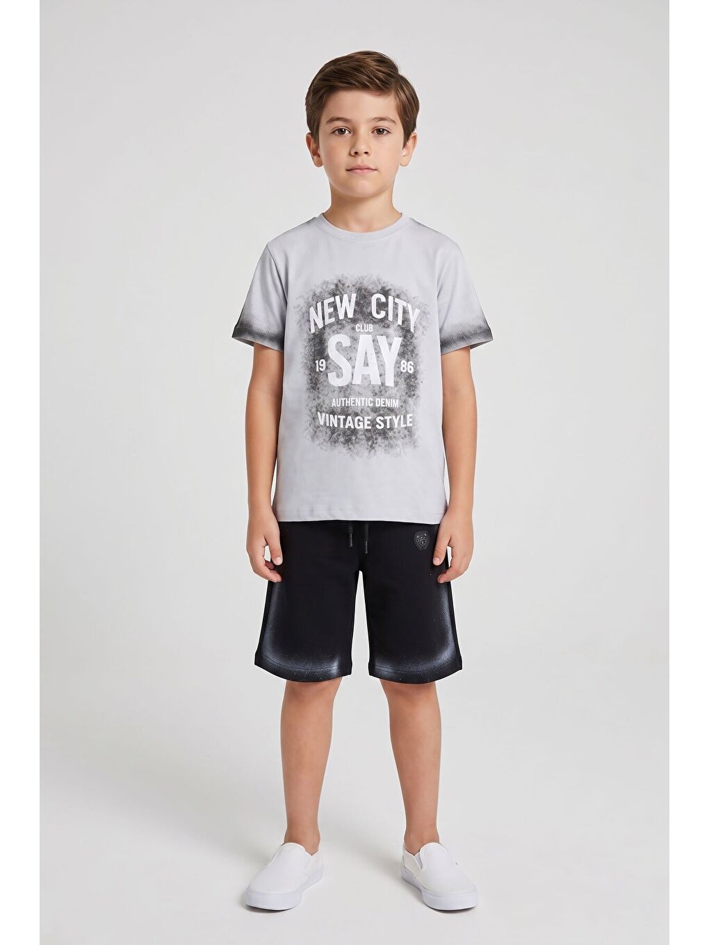 Gri Kabartmalı Yazılı Tişörtlü Desenli Şortlu Erkek Çocuk 2li Takım 23815