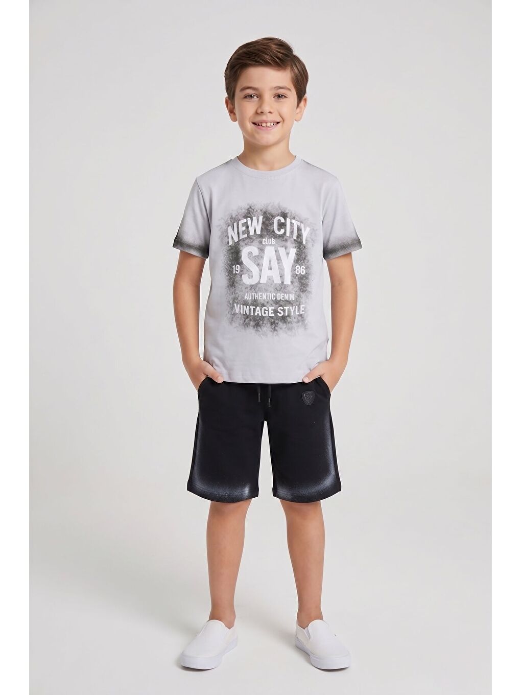 Gri Kabartmalı Yazılı Tişörtlü Desenli Şortlu Erkek Çocuk 2li Takım 23815-2