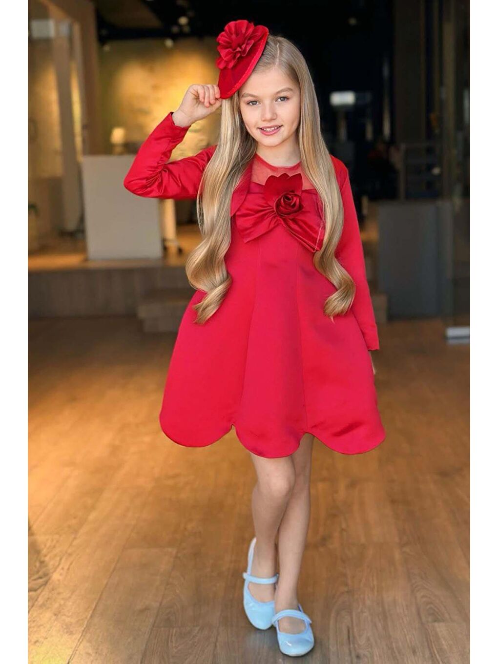 Kız Çocuk Bisiklet Yaka Göğsü Tüllü ve Gül Broşlu Etek Ucu Asimetrik Bolerolu Kolsuz Kırmızı Elbise
