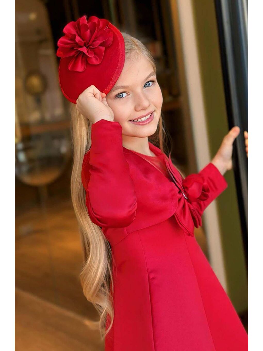 Kız Çocuk Bisiklet Yaka Göğsü Tüllü ve Gül Broşlu Etek Ucu Asimetrik Bolerolu Kolsuz Kırmızı Elbise-1