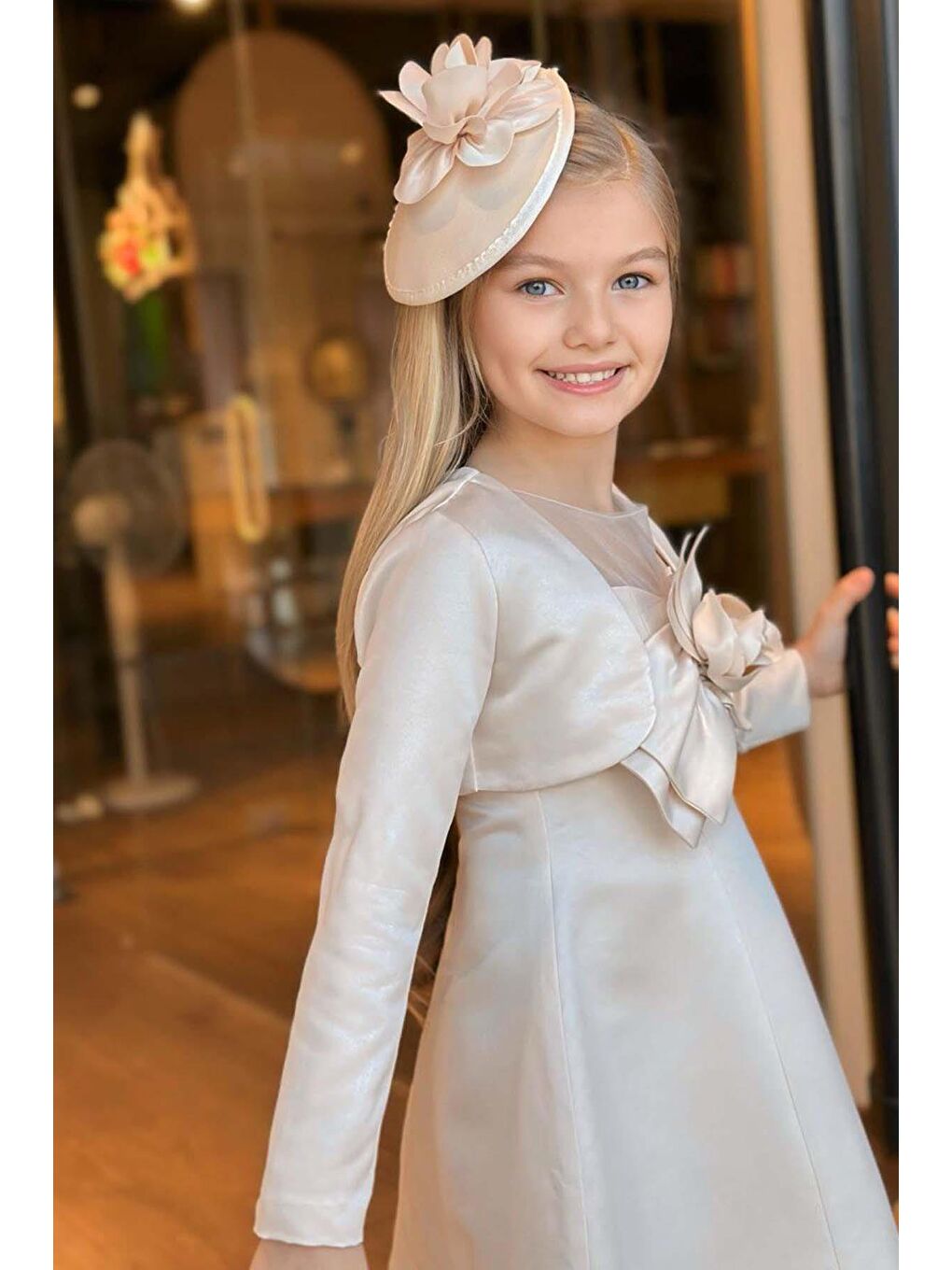 Kız Çocuk Bisiklet Yaka Göğsü Tüllü ve Gül Broşlu Etek Ucu Asimetrik Bolerolu Kolsuz Bej Elbise-1