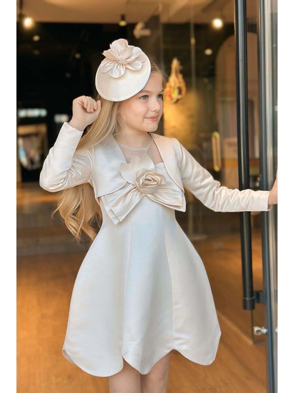 Kız Çocuk Bisiklet Yaka Göğsü Tüllü ve Gül Broşlu Etek Ucu Asimetrik Bolerolu Kolsuz Bej Elbise-2