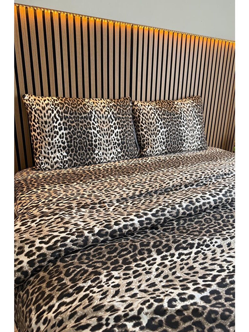 Kahverengi Leopar Desenli Lastikli Çarşaflı Çift Kişilik Nevresim Takımı-1