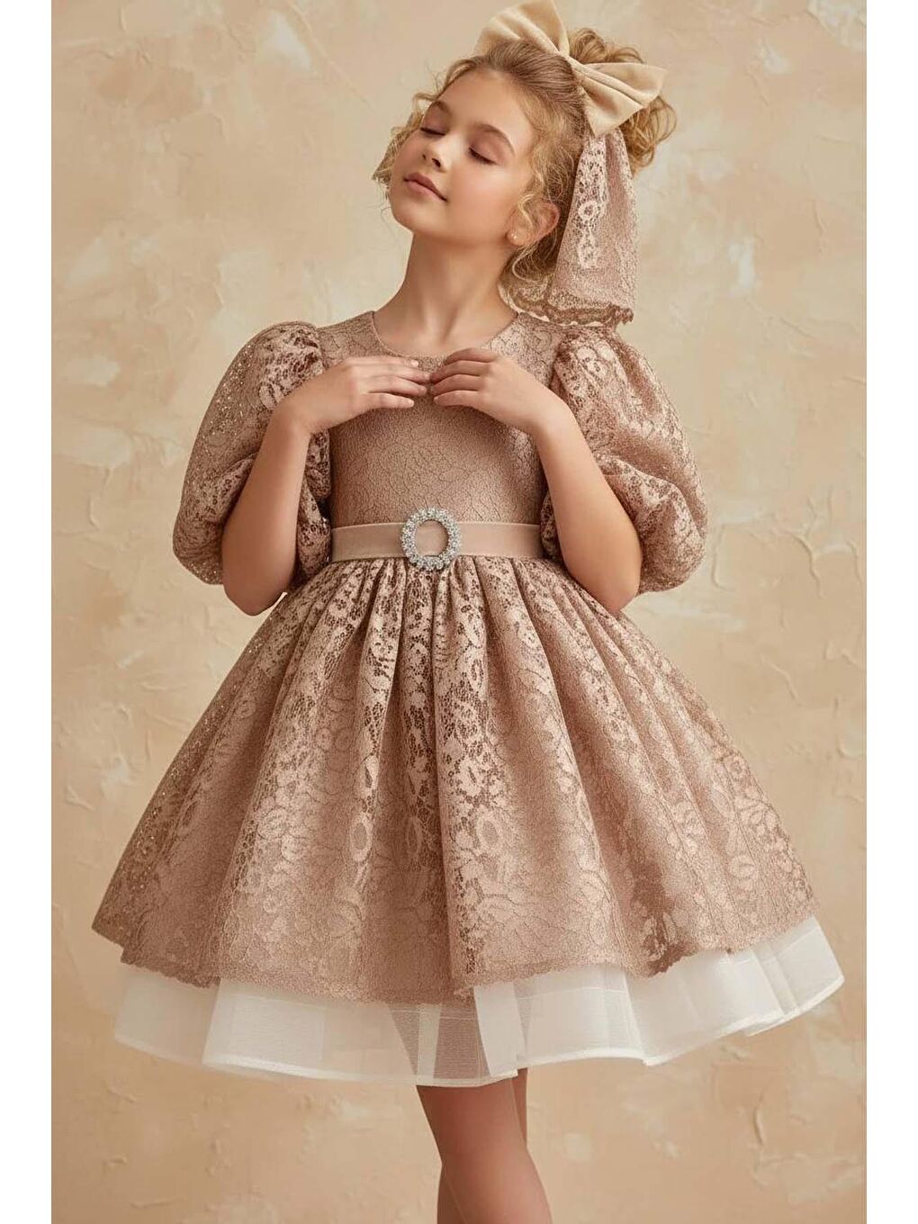 Kız Çocuk Üzeri Boydan Dantel Detaylı Beli Kemer ve Broş Detaylı Karpuz Kollu Bej Abiye-1