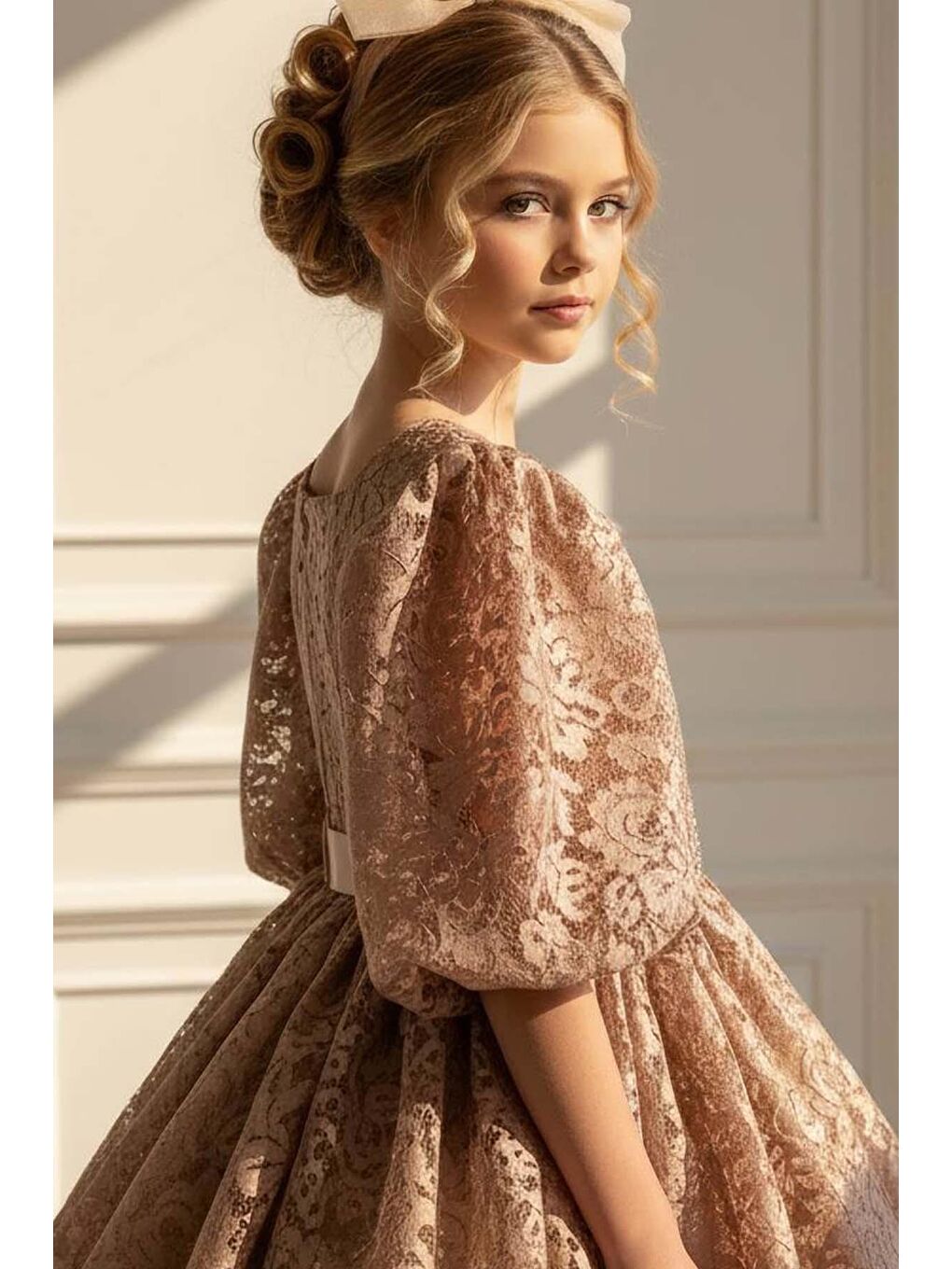 Kız Çocuk Üzeri Boydan Dantel Detaylı Beli Kemer ve Broş Detaylı Karpuz Kollu Bej Abiye-2