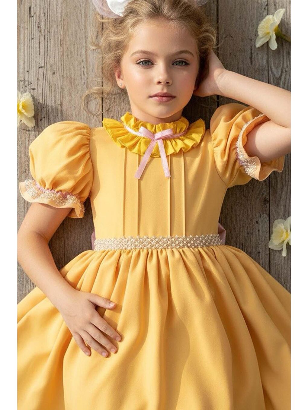 Kız Çocuk Palyaço Yaka ve Fırfırlı Beli İnci Şerit Detaylı Balon Kollu Kabarık Sarı Abiye-1