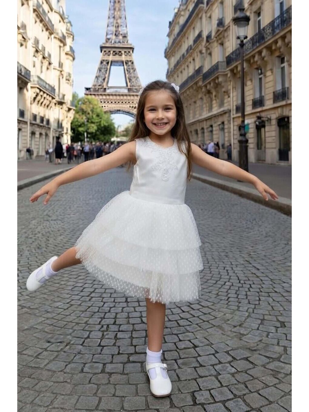 Kız Çocuk Yakası Dantel Örgü İşlemeli Eteği Kat Kat Puantiye Detaylı Kolsuz Beyaz Elbise-1