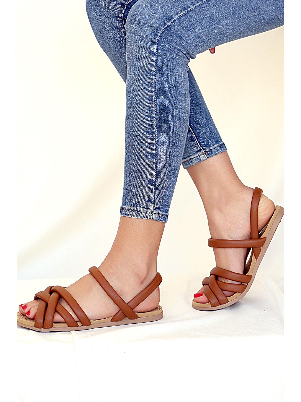 Kahverengi Rahat Taban İnce Çapraz Şerit Bantlı Kadın Sandalet 41-25-22-6