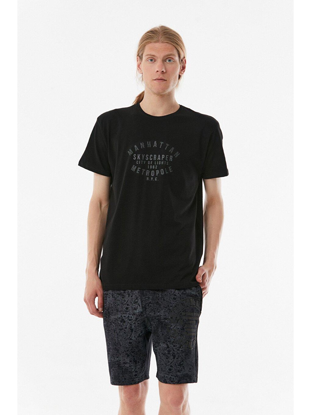Siyah Manhattan Baskılı Bisiklet Yaka Tişört-1
