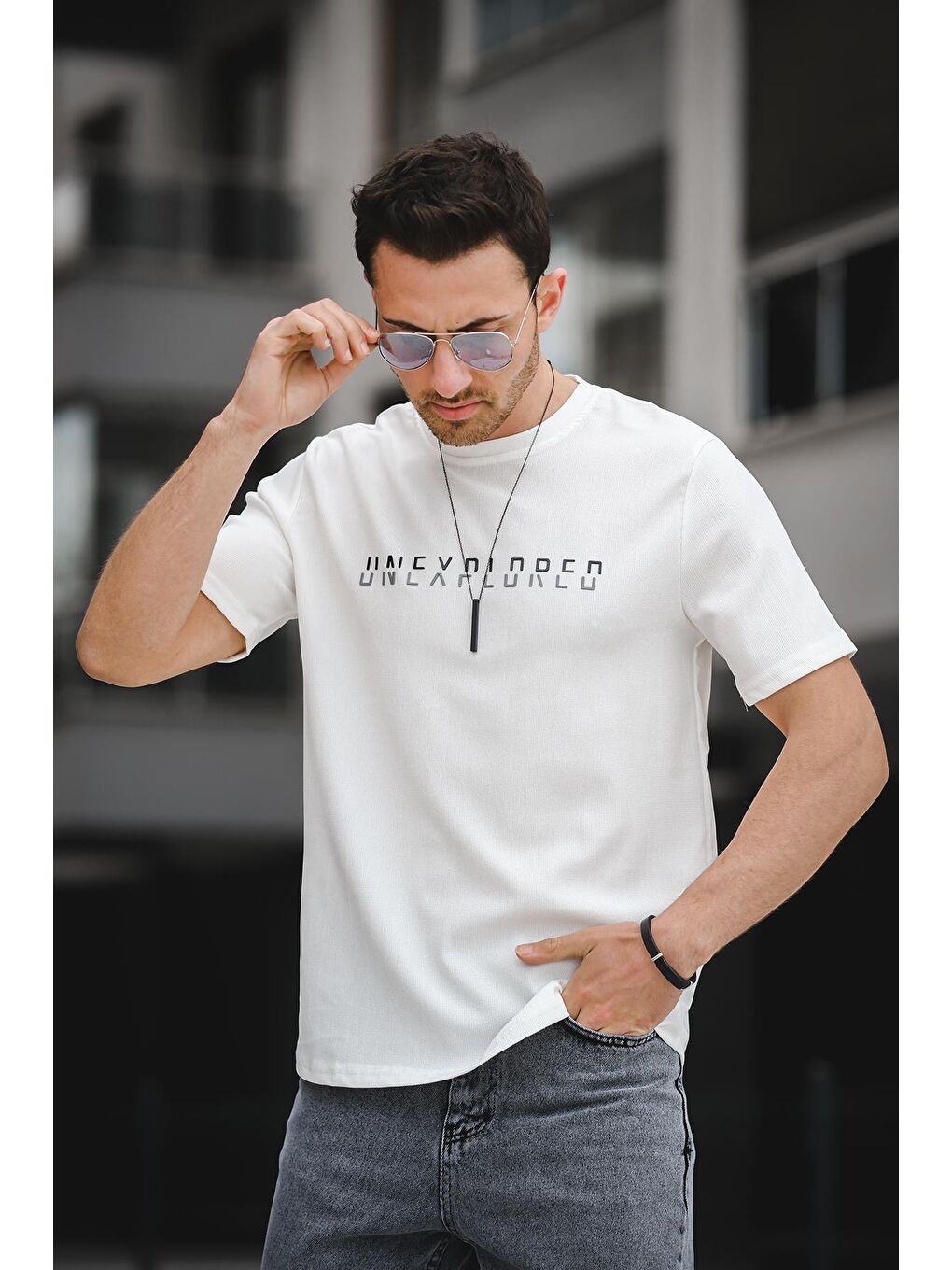 Beyaz Unexplored Baskılı Comfort Fit Bisiklet Yaka Likralı Erkek Tişört