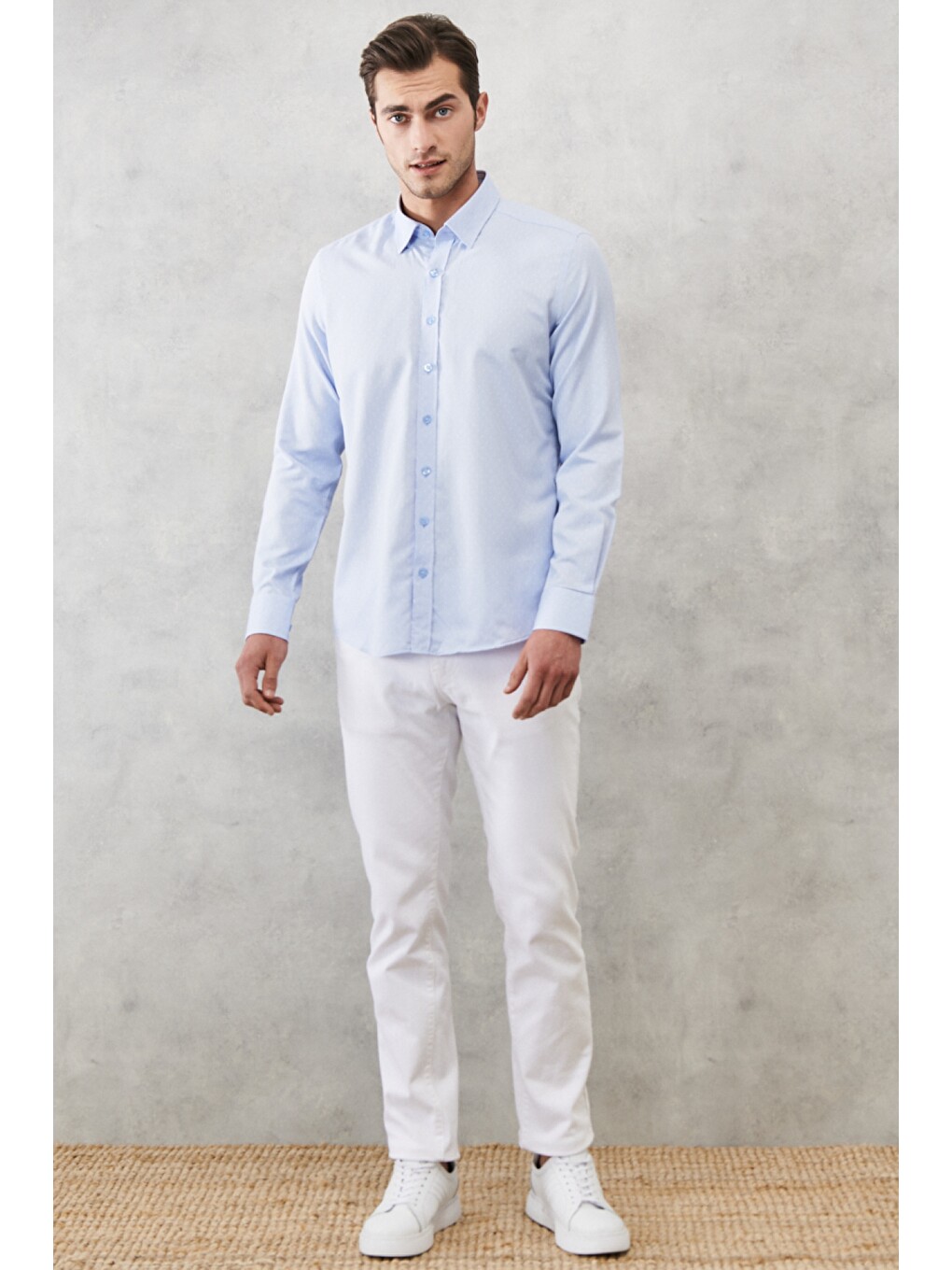Erkek Açık Mavi Slim Fit Dar Kesim Düğmeli Yaka Armürlü Gömlek-1