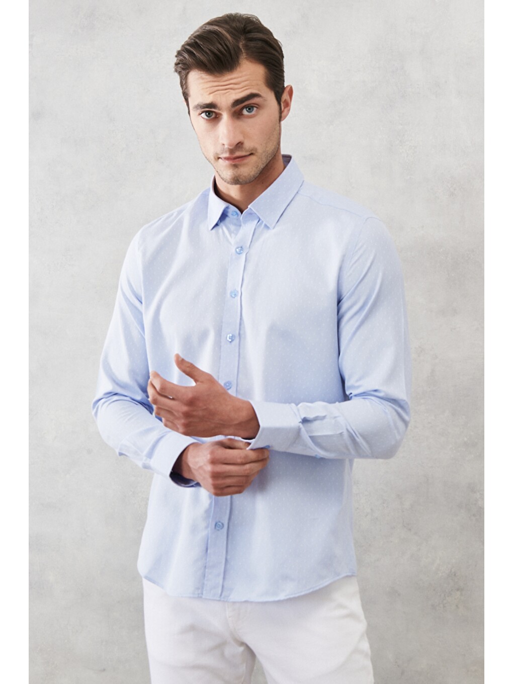 Erkek Açık Mavi Slim Fit Dar Kesim Düğmeli Yaka Armürlü Gömlek-4