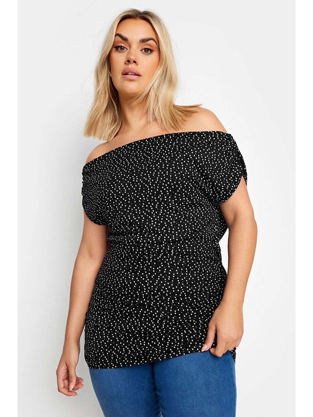 Stil Diva Siyah Büyük Beden Düşük Omuz Kolları Drapeli Puantiye Desenli Bluz 303353