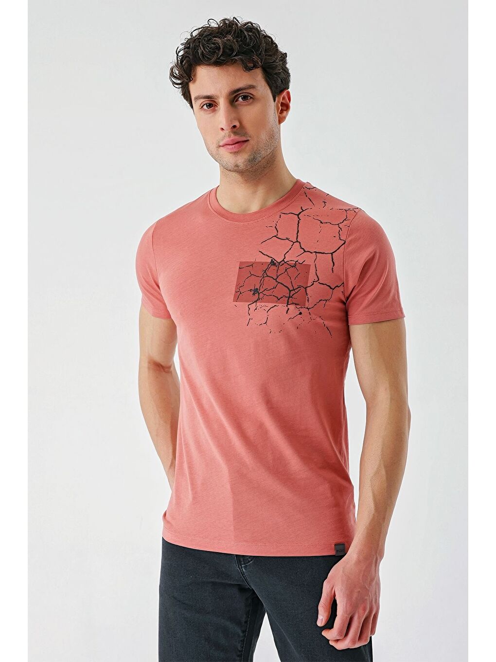 Kahverengi Kiremit Baskılı Bez Ayağı Bisiklet Yaka Cepli %100 Pamuk Slim Fit Dar Kesim Tişört 1011240180