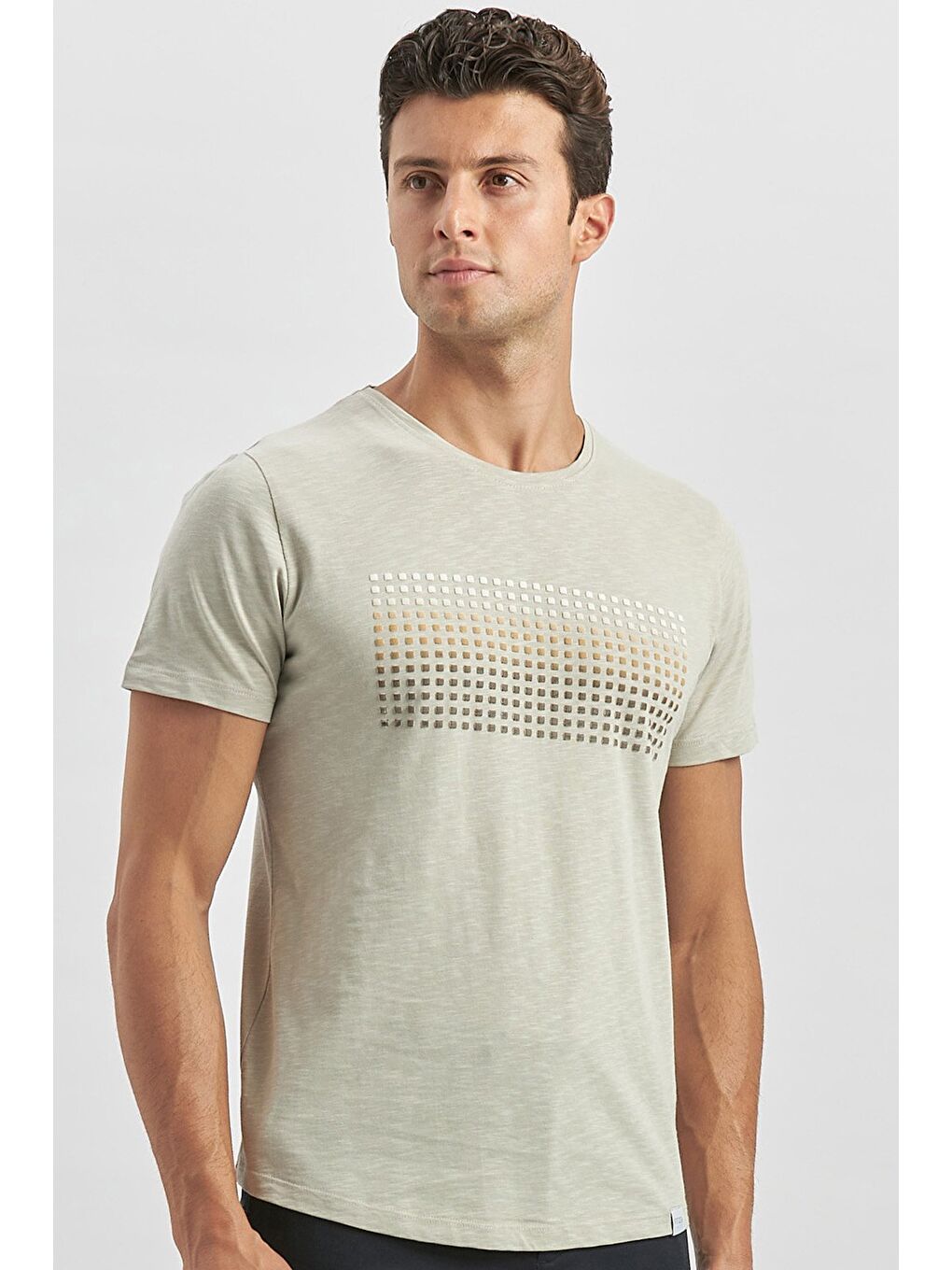 Bej Taş Rengi Baskılı Bez Ayağı Bisiklet Yaka Cepli %100 Pamuk Slim Fit Dar Kesim Tişört 1011240182-4