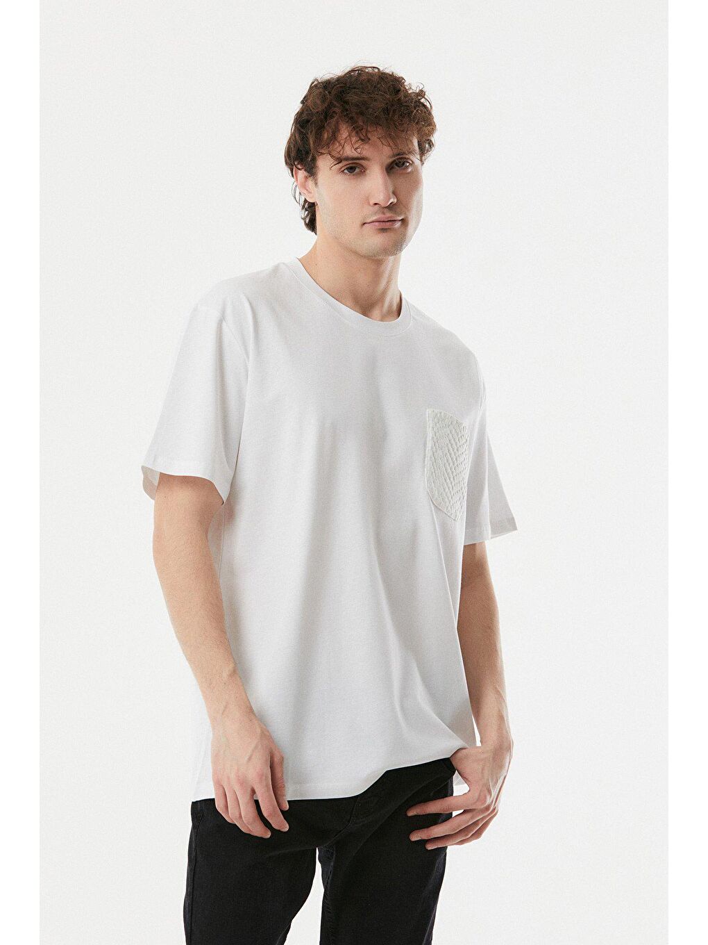 Beyaz Bisiklet Yaka Cepli Oversize Tişört