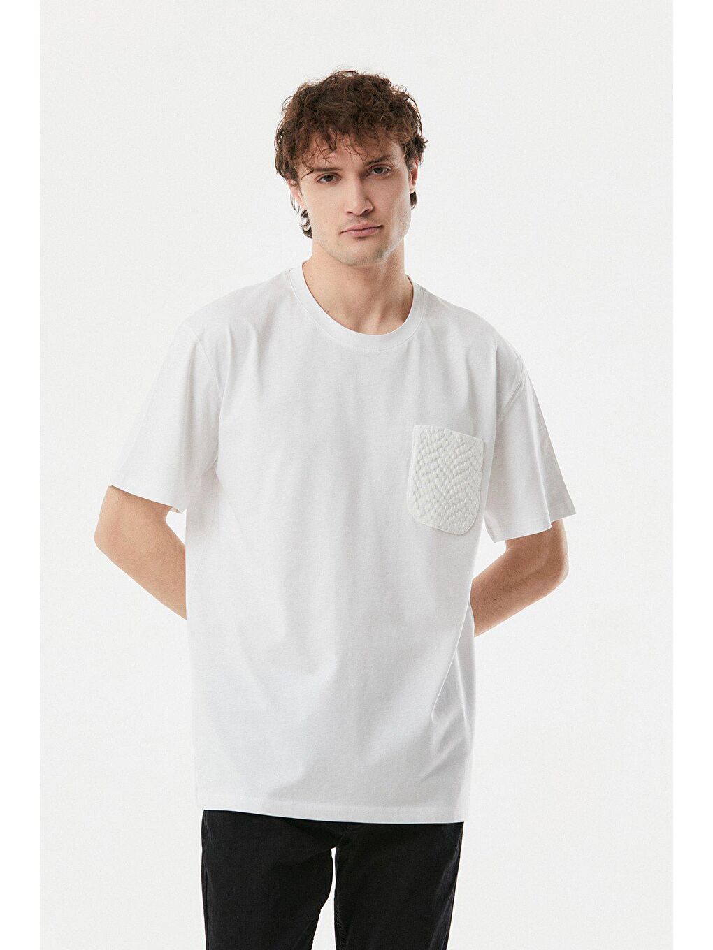 Beyaz Bisiklet Yaka Cepli Oversize Tişört-2