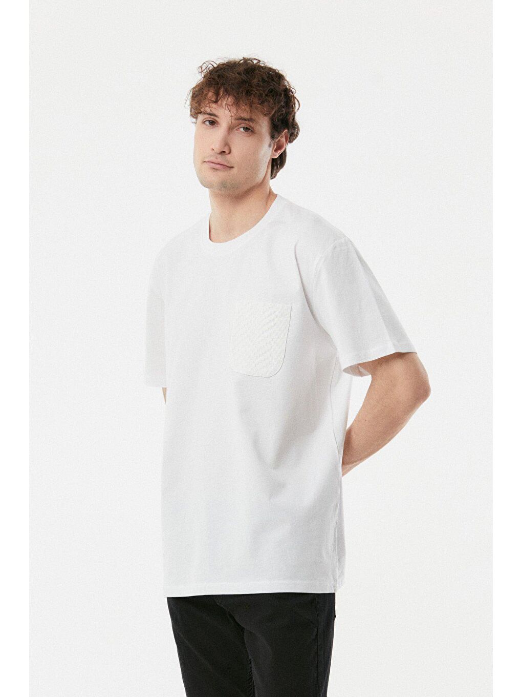 Beyaz Bisiklet Yaka Cepli Oversize Tişört-4