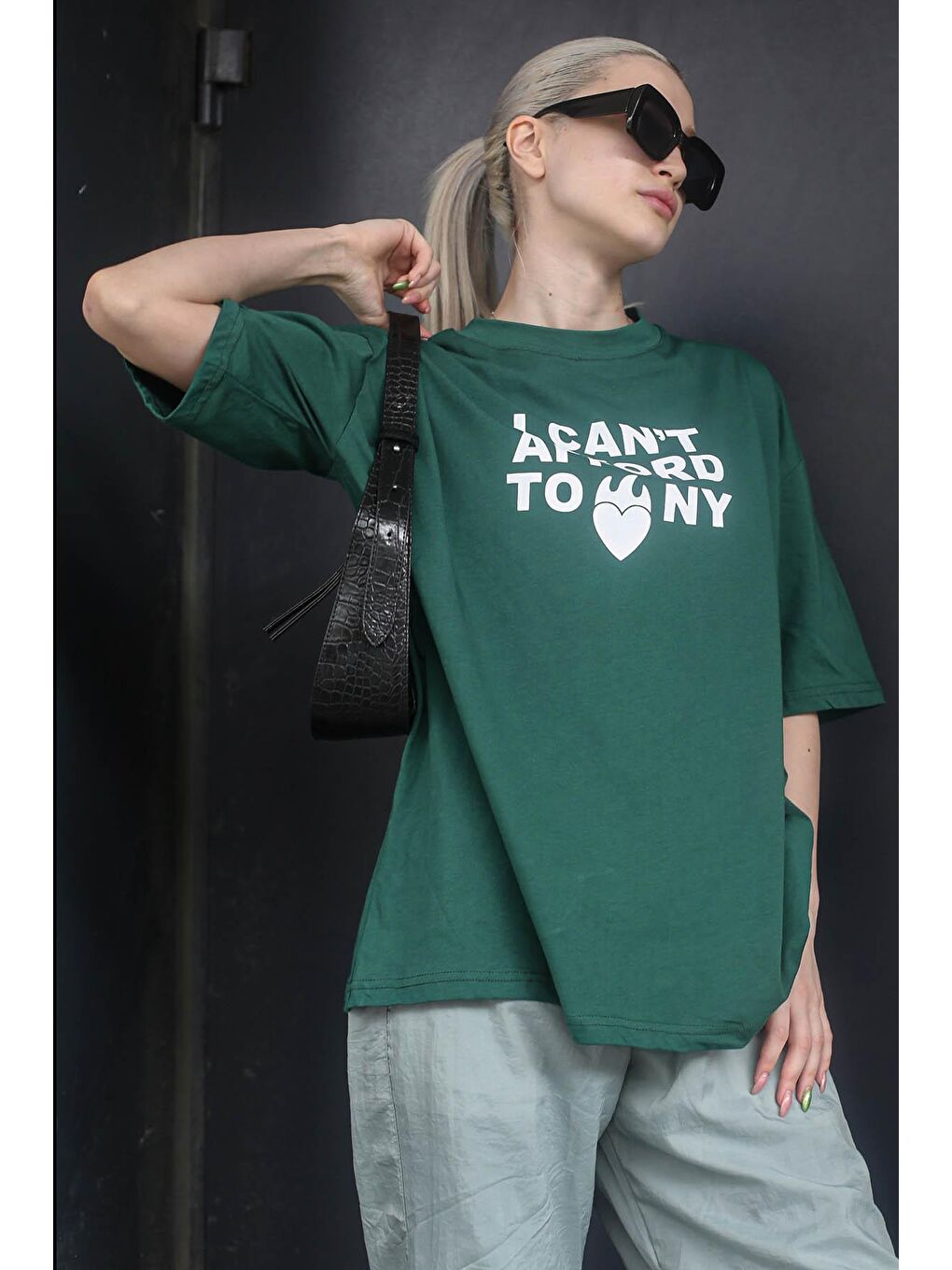 Koyu Yeşil Baskılı Bisiklet Yaka Kadın Tişört Mg1653