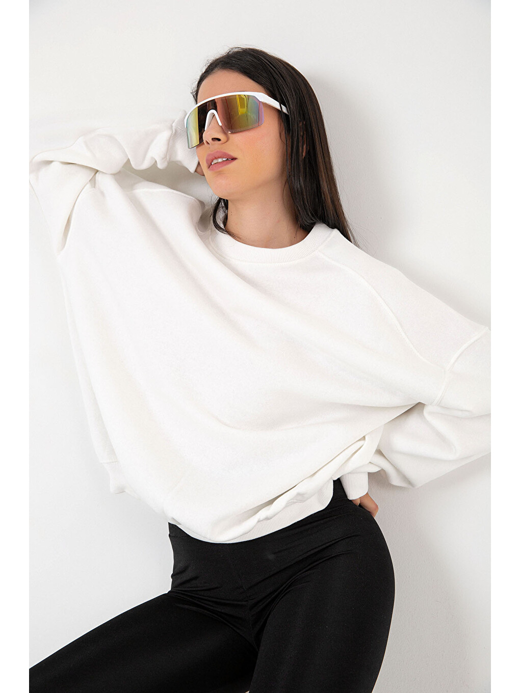 Beyaz 3 İplik Şardonlu Oversize Düşük Omuz Pamuklu Kadın Sweatshirt