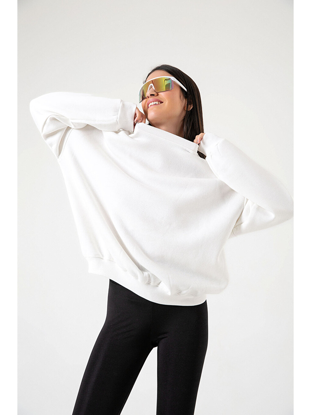 Beyaz 3 İplik Şardonlu Oversize Düşük Omuz Pamuklu Kadın Sweatshirt-3