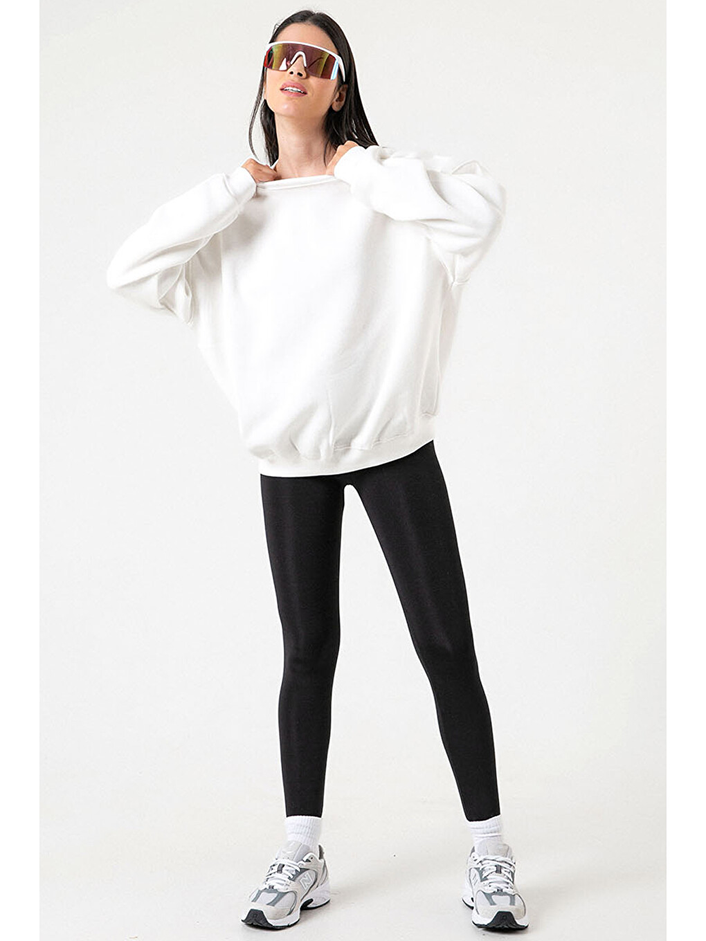 Beyaz 3 İplik Şardonlu Oversize Düşük Omuz Pamuklu Kadın Sweatshirt-5