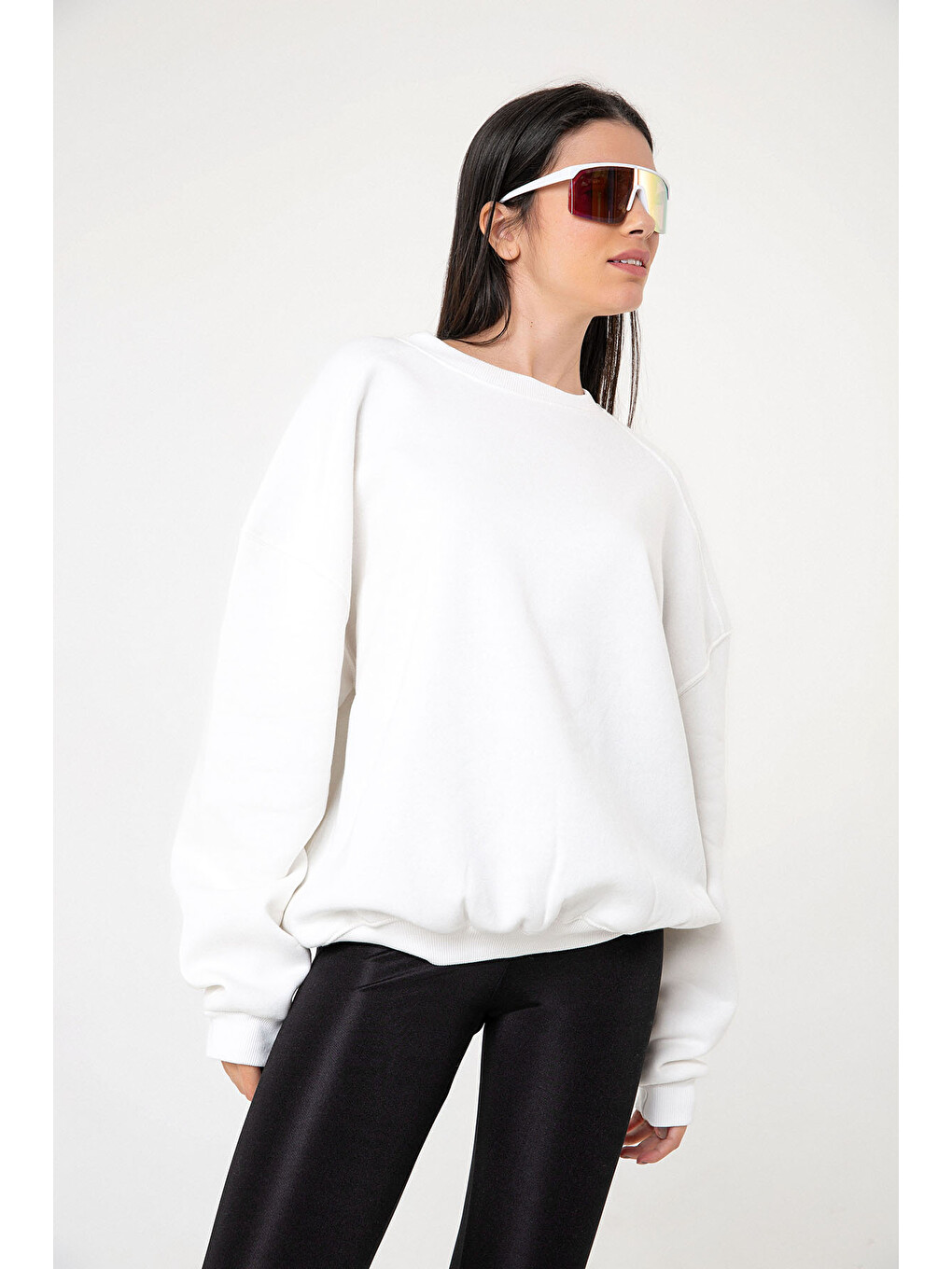 Beyaz 3 İplik Şardonlu Oversize Düşük Omuz Pamuklu Kadın Sweatshirt-6