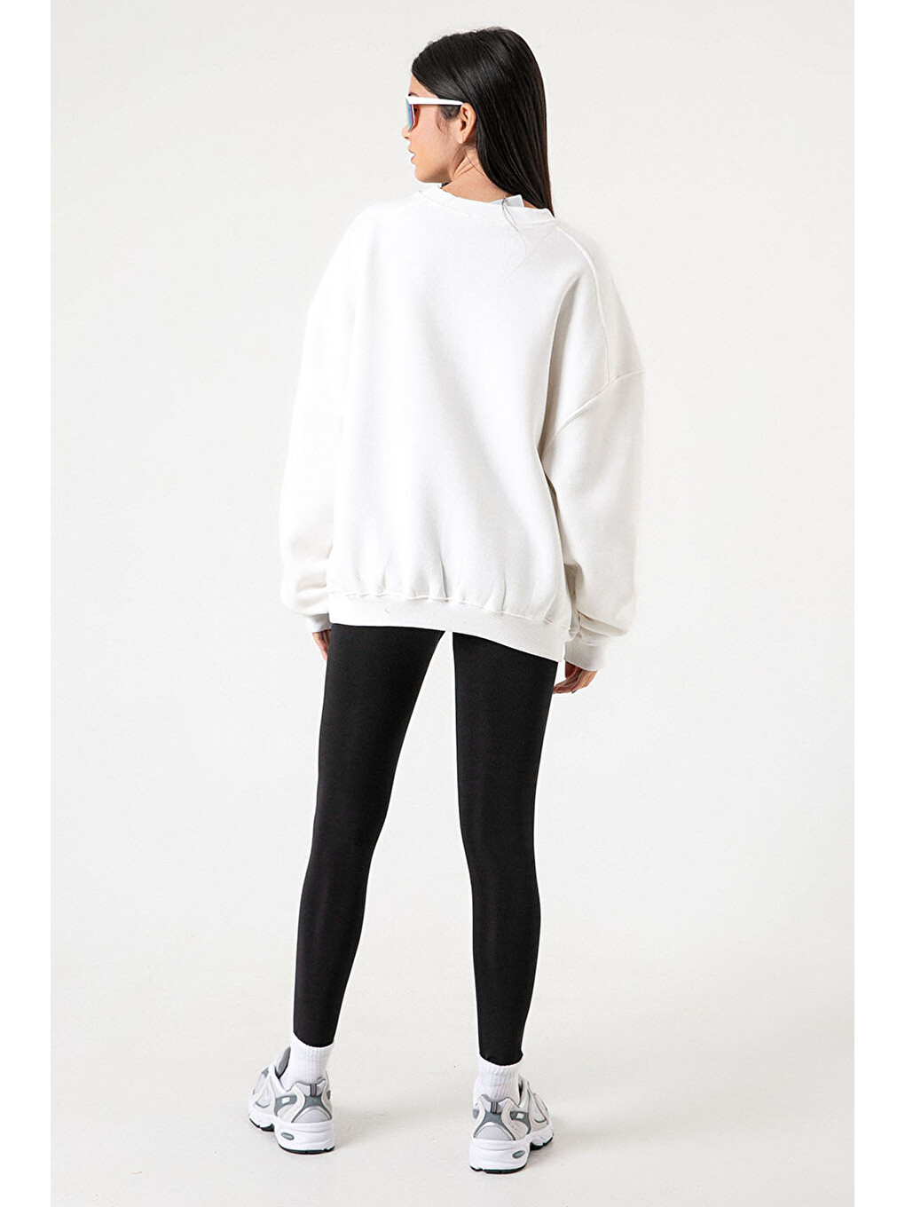 Beyaz 3 İplik Şardonlu Oversize Düşük Omuz Pamuklu Kadın Sweatshirt-7