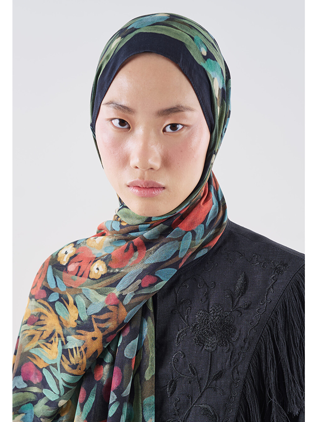 Floral Whimsy Desen Rami Viskon Şal Siyah-2