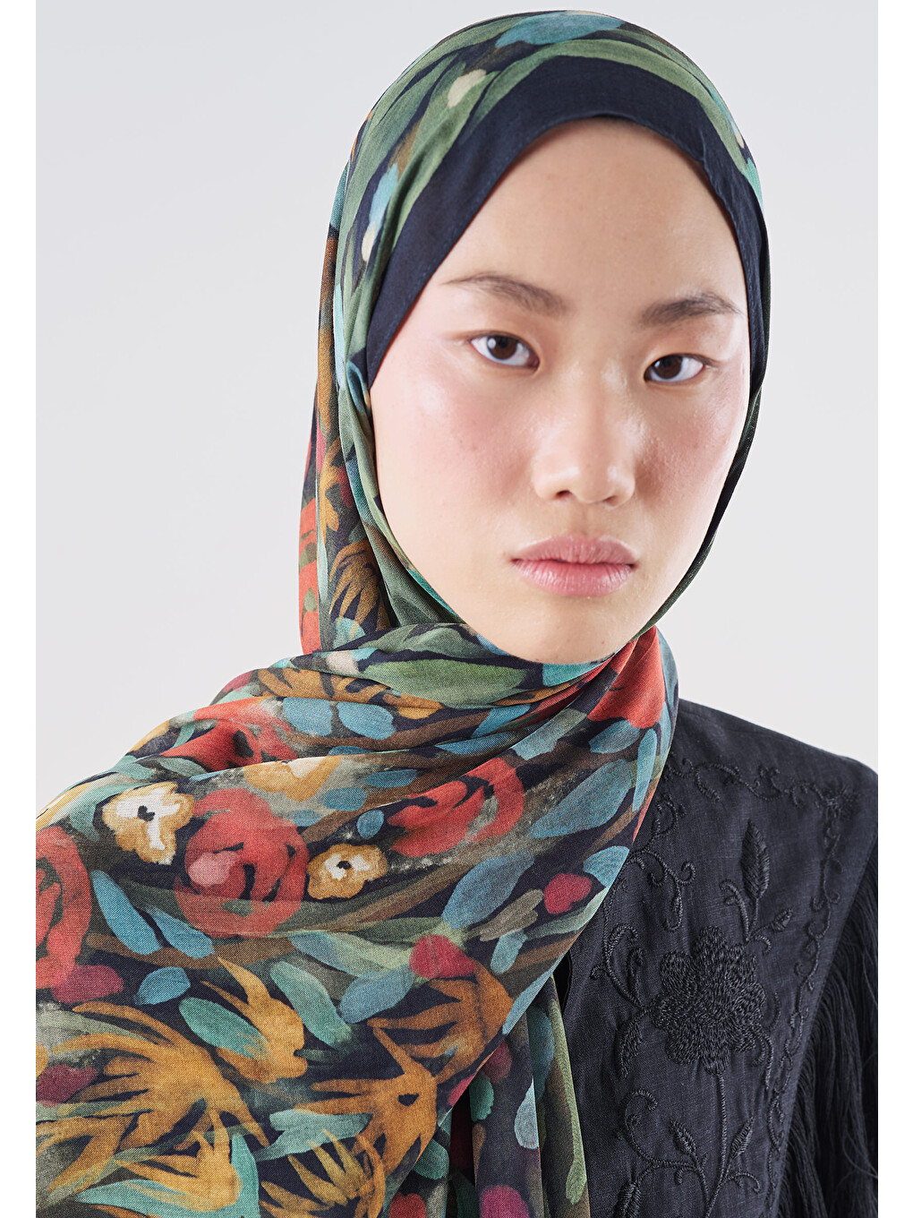 Floral Whimsy Desen Rami Viskon Şal Siyah-3