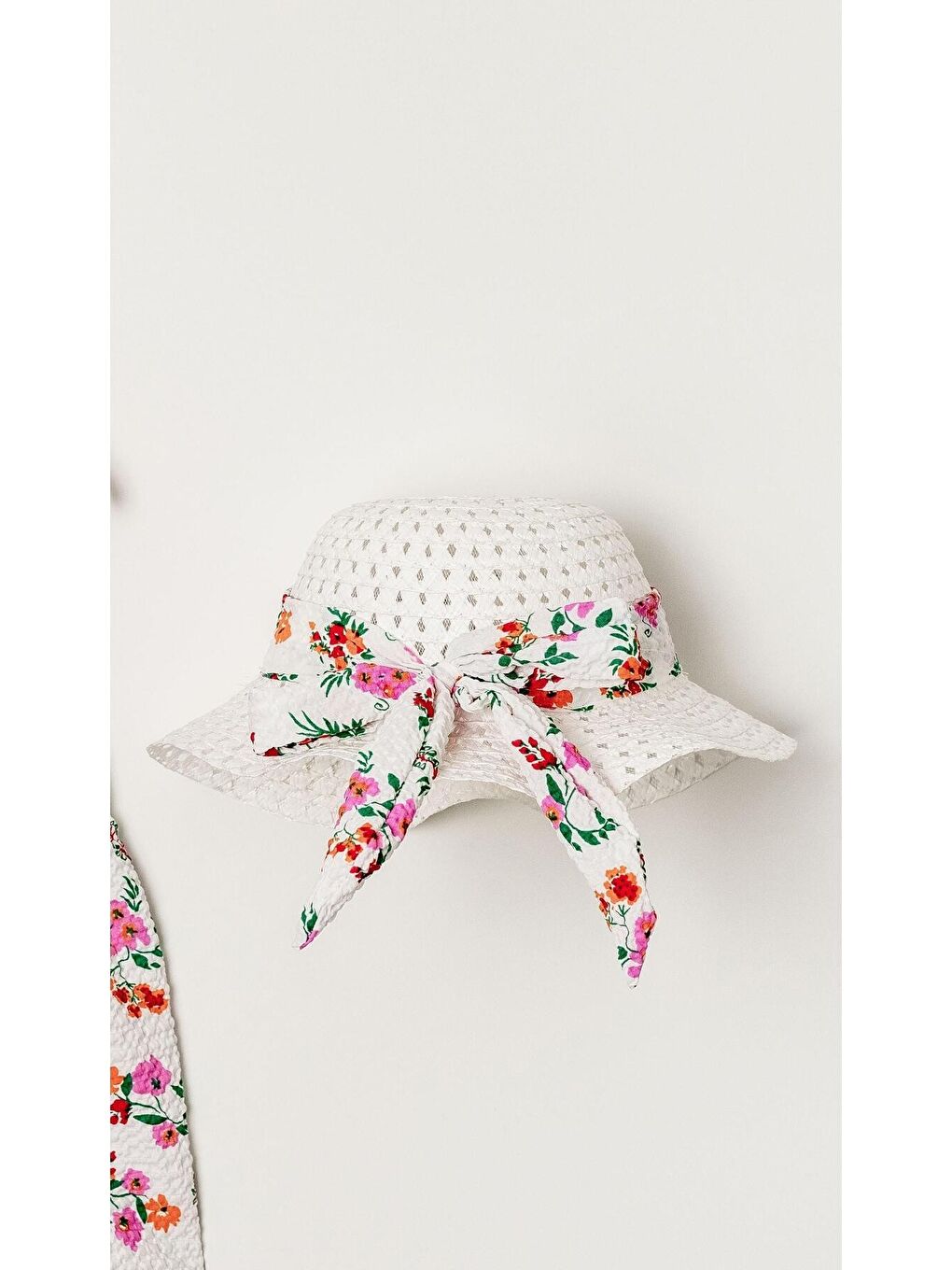 Pembe Çiçek Desenli Şapkalı Fiyonklu Kız Bebek Elbisesi-6