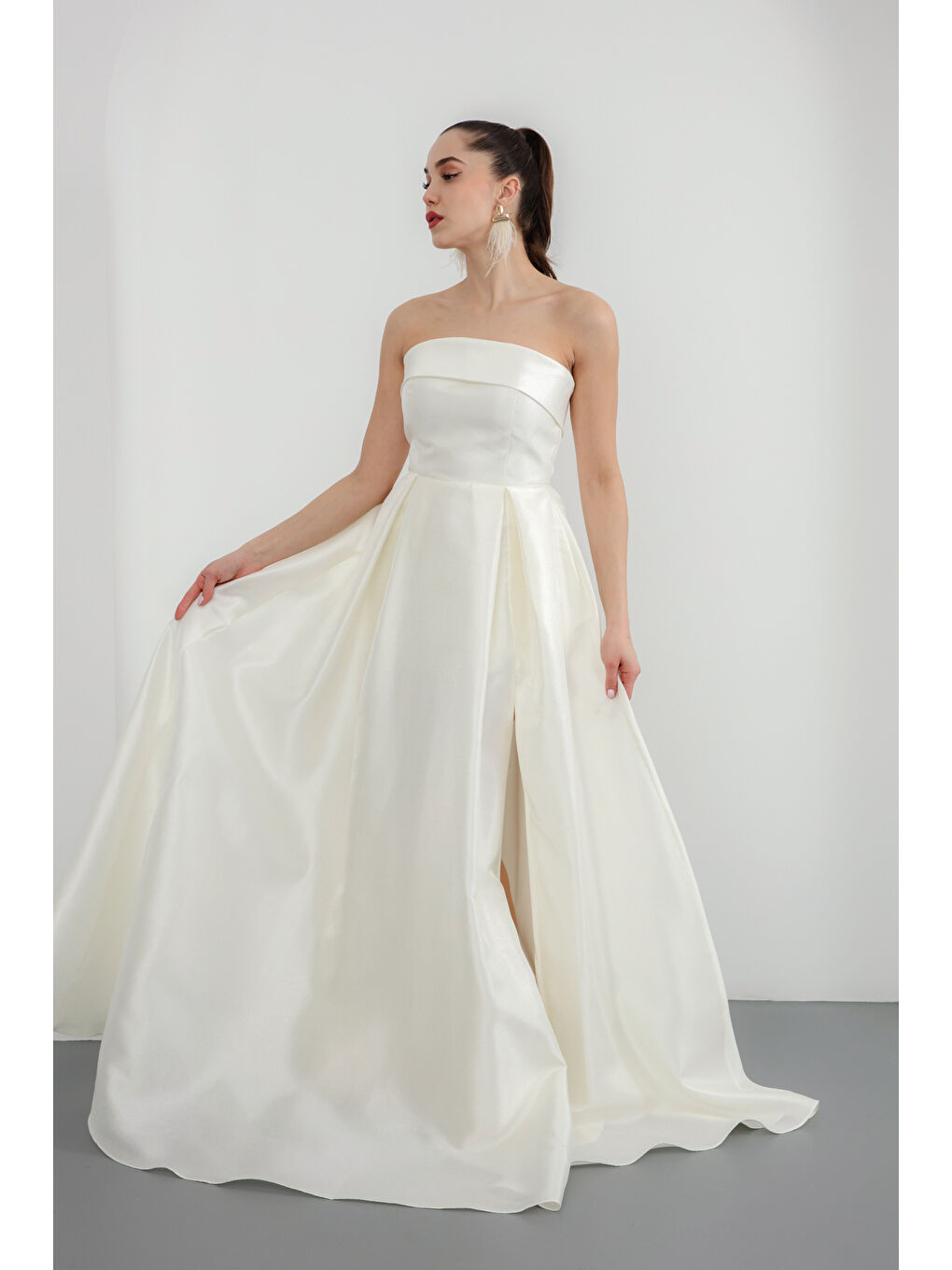 Kadın Ekru Straplez Yaka Yırtmaçlı Uzun Abiye Elbise