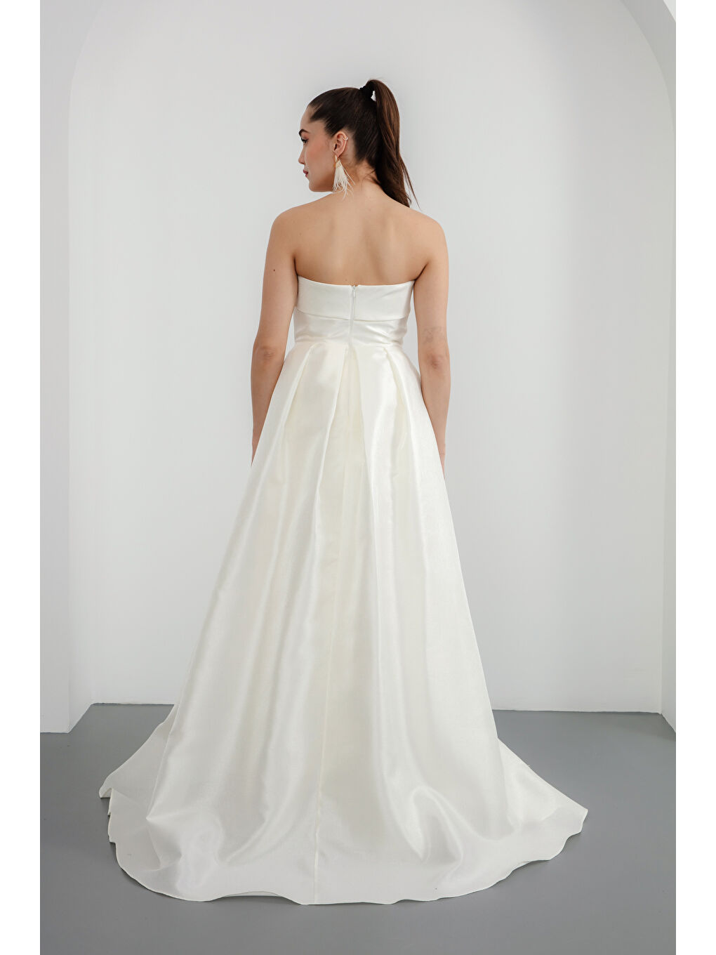 Kadın Ekru Straplez Yaka Yırtmaçlı Uzun Abiye Elbise-4