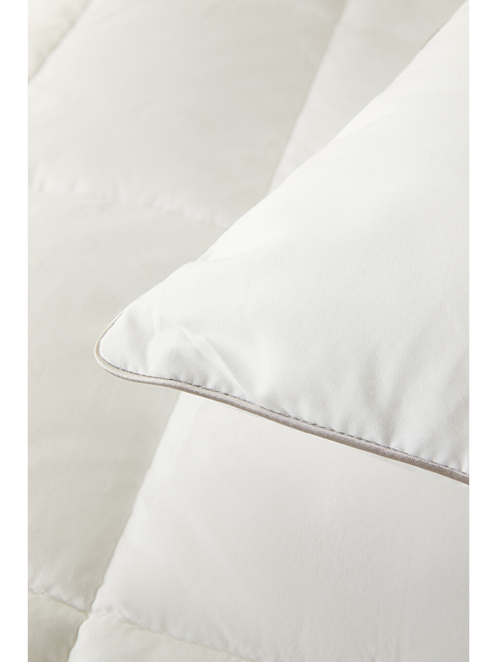Beyaz Pamuklu Saten Biyeli Mikrojel Yastık 50 x 70 cm-1