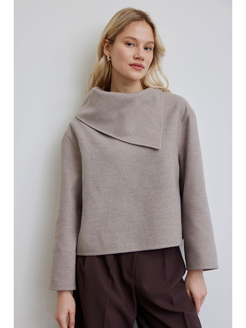 Bej Geniş Yaka Kaşe Bluz Vizon