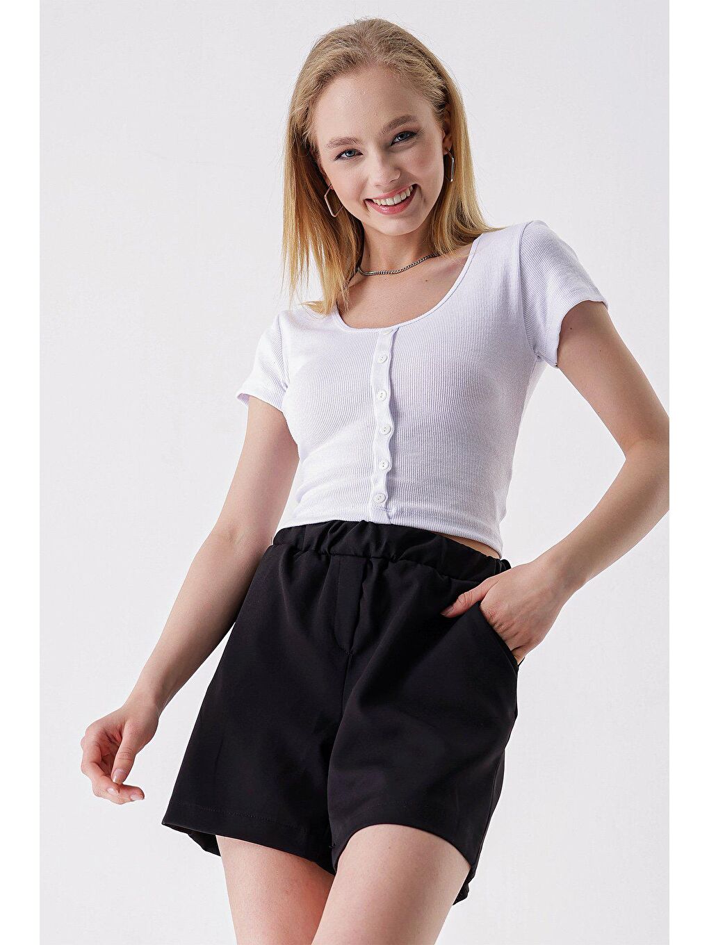 Beyaz U Yaka Önü Düğmeli BLUZ