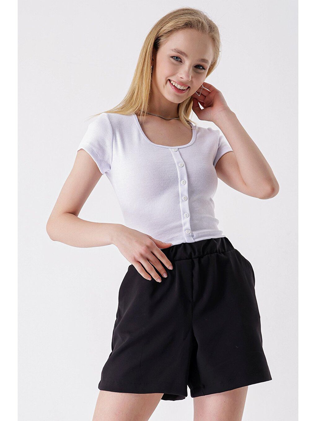 Beyaz U Yaka Önü Düğmeli BLUZ-3