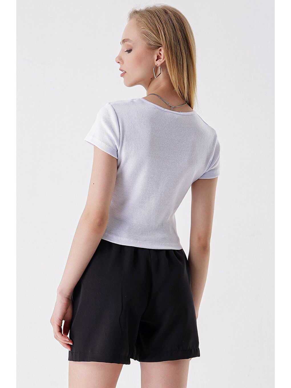 Beyaz U Yaka Önü Düğmeli BLUZ-4